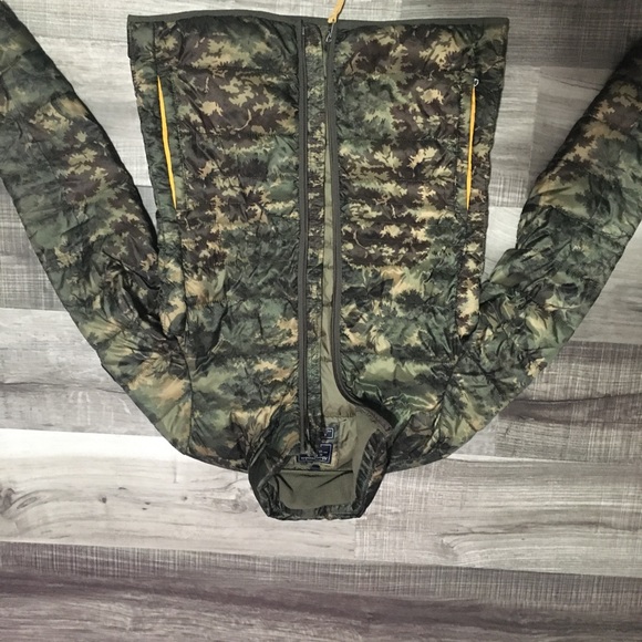 Abercrombie and Fitch - Picture 6 of 8